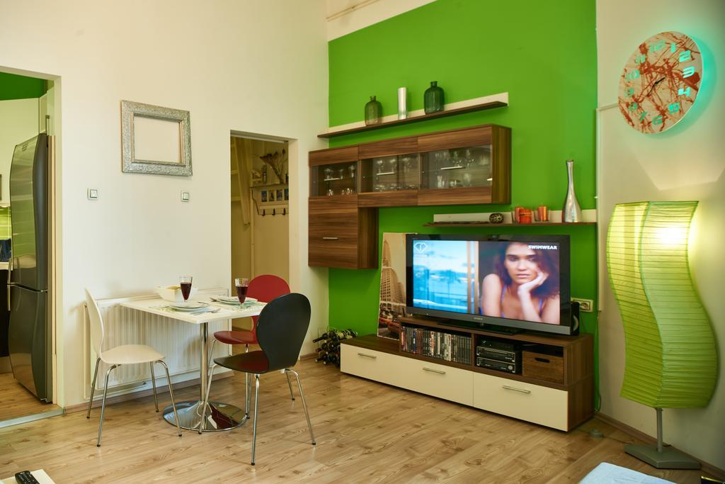 Apartment Studio Apartment Green Wall