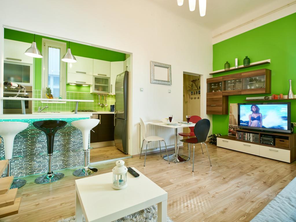 Studio Apartment Green Wall Zagabria